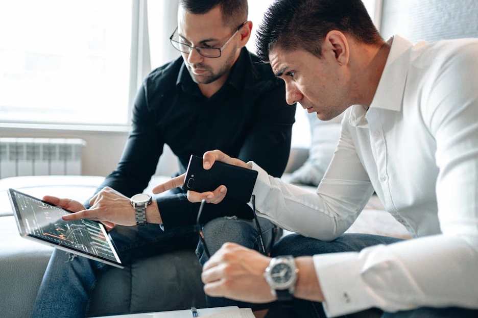 Professionisti del marketing che collaborano a una strategia digitale.